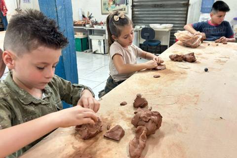Morro da Fumaça retoma aulas gratuitas de cerâmica artística para crianças