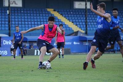Tubarão volta aos treinamentos de olho em duelo contra o Novo Hamburgo