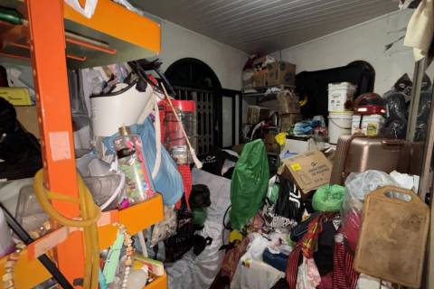 Casa com acúmulo de lixo e presença de ratos mobiliza equipes da Prefeitura de Criciúma; veja fotos