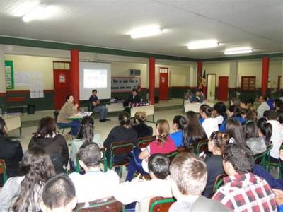 Alunos do Ensino Médio promovem debate entre candidatos de Maracajá