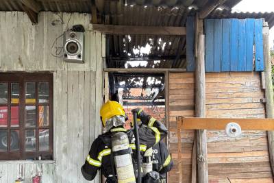 Residência é atingida por princípio de incêndio em Balneário Arroio do Silva