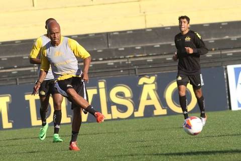 Exame de imagem aponta lesão muscular em Marcos Assunção