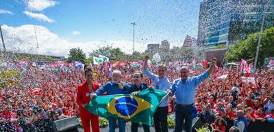 Lula e Décio lançam comparação de obras feitas em SC no maior comício eleitoral