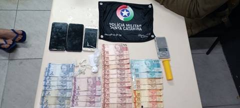 PM apreende crack e cocaína com ajuda do cão farejador em Criciúma