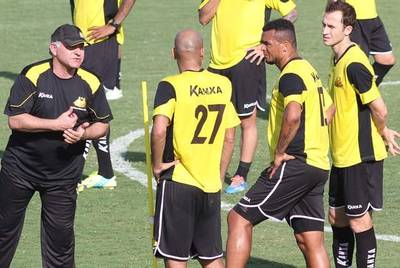 Toninho Cecílio comanda treino, mas ainda não dá pistas sobre time titular