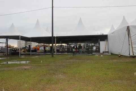 Montagem da estrutura da Festa da Tainha segue em ritmo acelerado