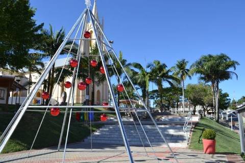 Cocal do Sul prepara decoração natalina
