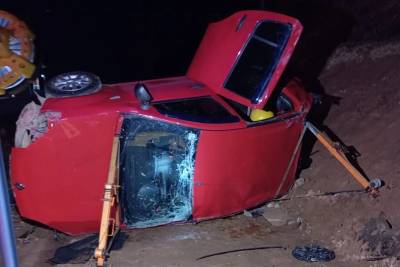 Motorista é encaminhada ao hospital após capotamento de carro na BR-101
