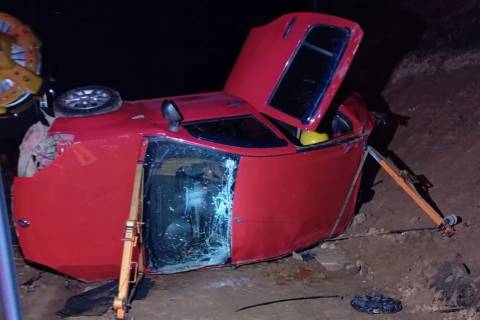 Motorista é encaminhada ao hospital após capotamento de carro na BR-101