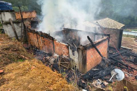 Casa é destruída por incêndio em Orleans