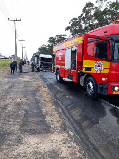 Casal morre em acidente envolvendo moto, carro e caminhão na ICR-350