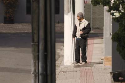 Prefeito se disfarça para tentar encontrar solução de problema da cidade