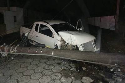 Motorista colide carro em poste em Urussanga