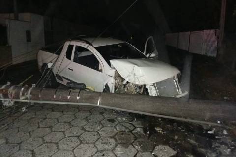 Motorista colide carro em poste em Urussanga