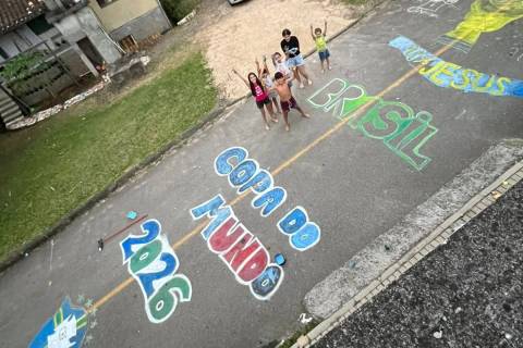 Crianças de Nova Veneza pintam rua e resgatam clima de Copa do Mundo