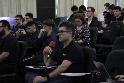 Buscando o mercado de trabalho alunos do técnico em Informática apresentam os seus TCCs 