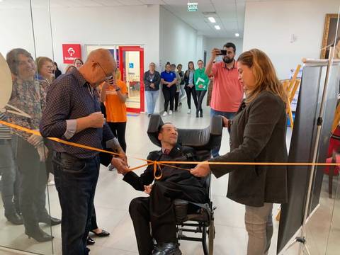 Artista expõe quadros pintados com os pés e a boca na Galeria Caio Borges