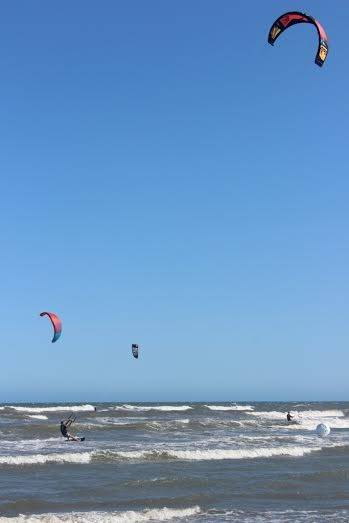 Fim de semana de surf, handebol e kitesurf