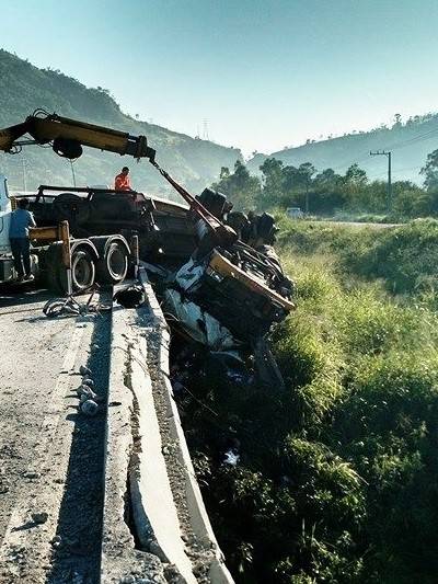 Carreta tenta desviar de ciclista e tomba na BR-101; homem foi encontrado morto