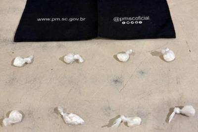 Homem é flagrado com porções de cocaína após fugir de abordagem policial