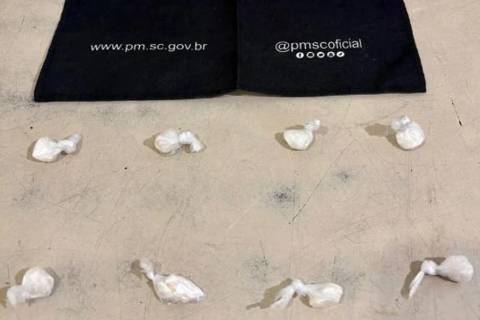 Homem é flagrado com porções de cocaína após fugir de abordagem policial