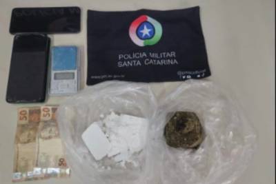 Homem tenta fugir da PM, mas é preso por tráfico de drogas em Orleans