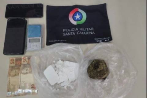Homem tenta fugir da PM, mas é preso por tráfico de drogas em Orleans