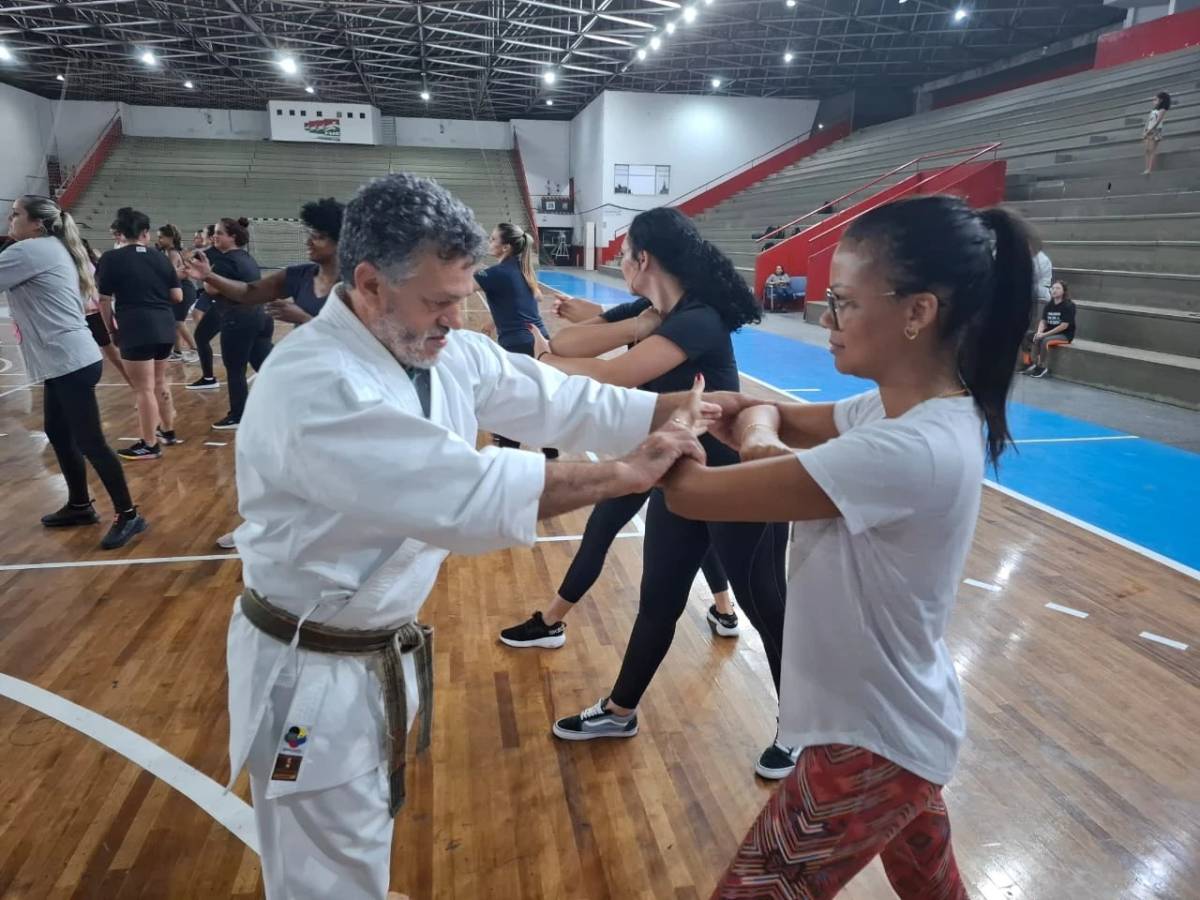 Curso de defesa pessoal ensina métodos de proteção para mulheres em Criciúma — foto 8