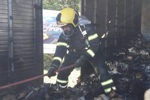 Fotos: caminhão carregado com produtos da Shopee é destruído por incêndio no Sul de SC