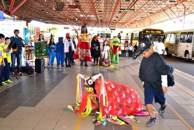 Boi de mamão espalha alegria no terminal de ônibus