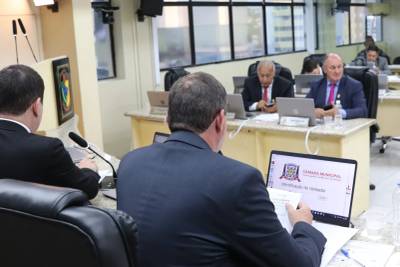 Legislativo mantém vetos do Executivo aos projetos de exames e comércio ambulante