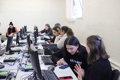 Alunos do Colégio Satc ministram oficina sobre redes sociais para a comunidade