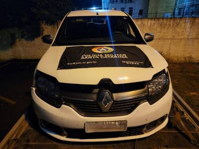 Sandero roubado na avenida Luiz Lazzarin é encontrado sem as quatro rodas