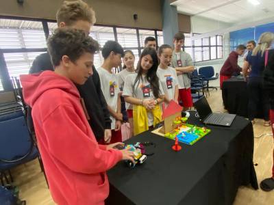 Alunos do curso de robótica do Içara Mais Tec expõem trabalhos em feira