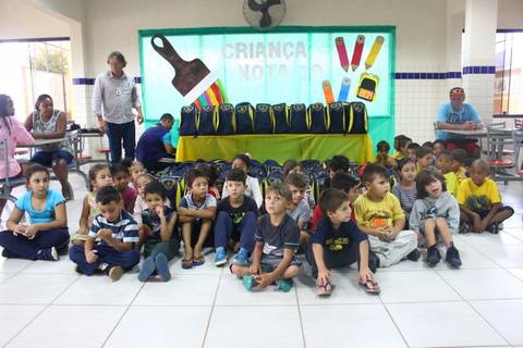 Entrega de kit escolar, homenagem para a imprensa e um projeto vencedor