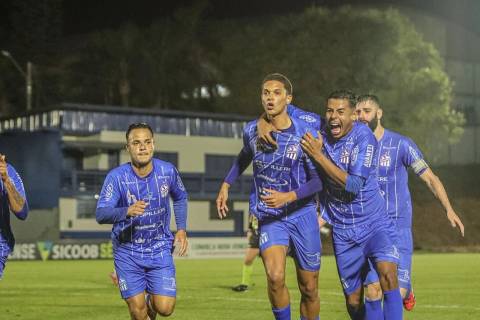 Com gol nos acréscimos, Caravaggio vence Tubarão e segue vivo na briga pelo acesso à Série A do Catarinense