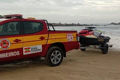 Vídeo: homem morre afogado após cair no mar em Laguna