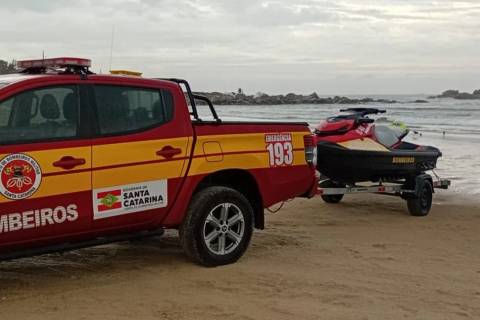 Vídeo: homem morre afogado após cair no mar em Laguna