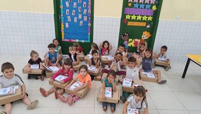 Voltas às aulas com entrega de kit material escolar e uniforme para a criançada