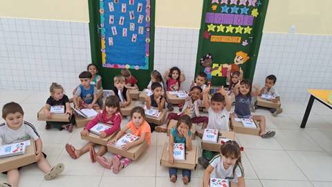 Voltas às aulas com entrega de kit material escolar e uniforme para a criançada