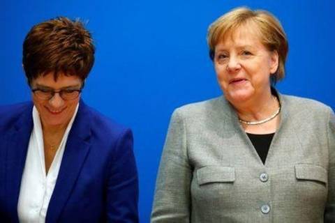 Protegida de Merkel não concorrerá a chanceler da Alemanha