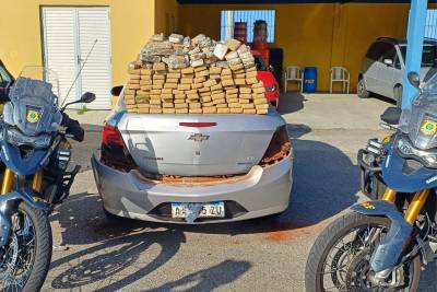 Vídeos: PRF apreende mais de 300 quilos de maconha em carros da Argentina na BR-101