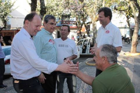 Vice-governador sai às ruas de Içara com os candidatos