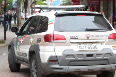 Homem é preso após agredir namorada com socos e tapas em Lauro Müller 