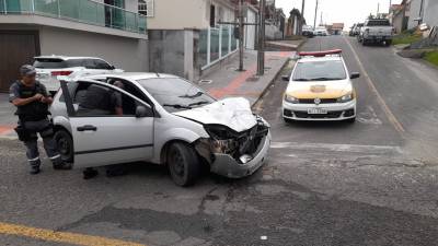 Após zigue-zague na pista, carro colide em caminhão e ocupantes fogem do local