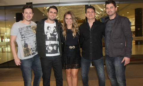 Banda grava videoclipe com a ex-BBB Natália Casassola