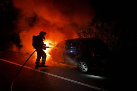 Motorista tem carro atingido por incêndio e aciona os bombeiros em Criciúma