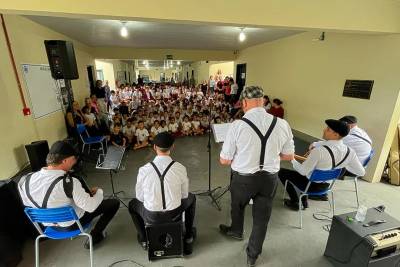 Escolas de Morro da Fumaça recebem apresentações do projeto "Una Giornata Italiana a Scuola"
