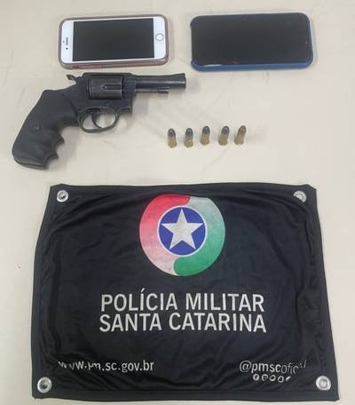 Casal de jovens é detido por porte ilegal de arma de fogo em Criciúma