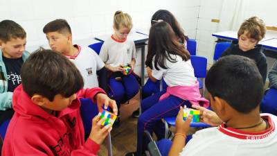 Campeão Brasileiro de Cubo mágico faz apresentação na escola José Giassi